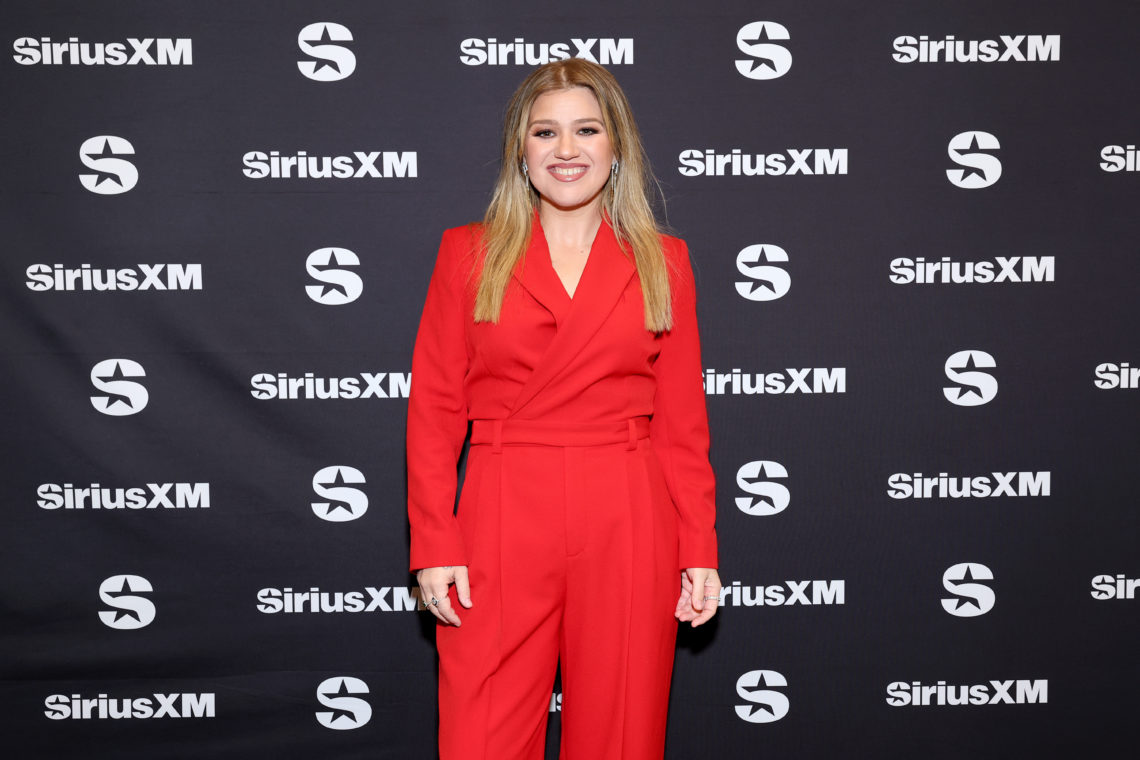 Kelly Clarkson debuts new hair with a 'bang' as fans want to know her ...