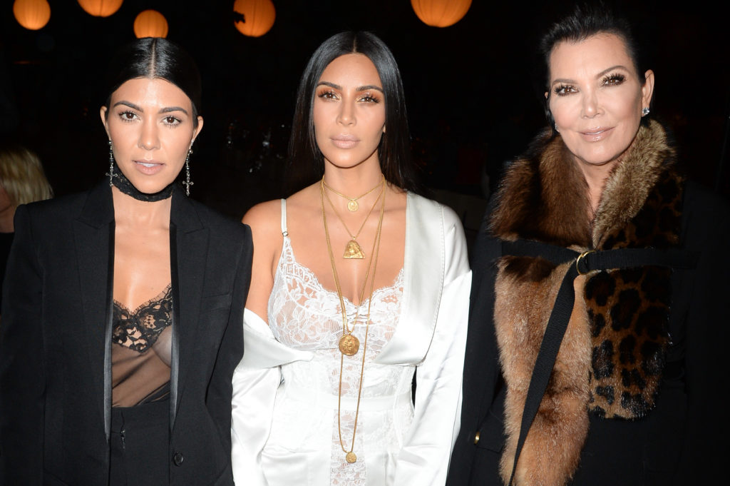 (De izquierda a derecha) Kourtney Kardashian, Kim Kardashian y Kris Jenner en el desfile de Givenchy durante la Semana de la Moda de París Primavera/Verano 201...