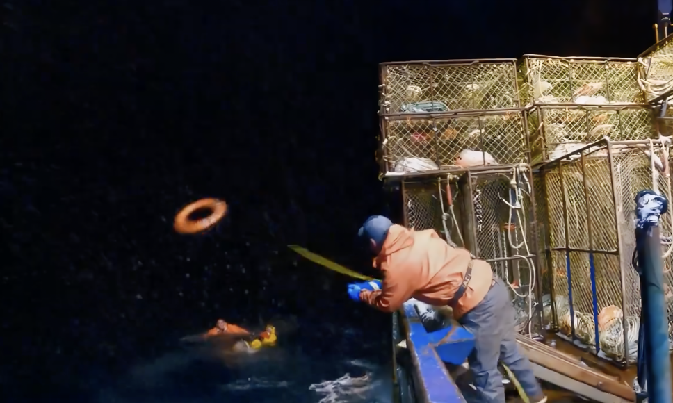 Crew throws life ring to men overboard on Deadliest Catch