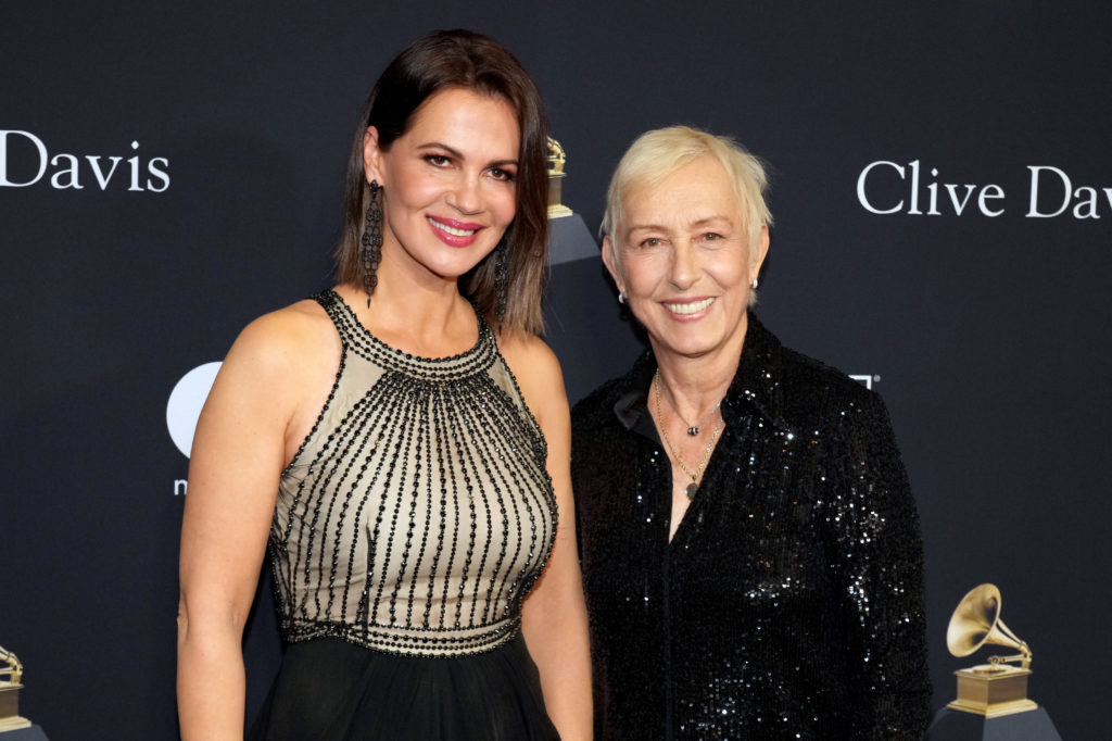 (SÓLO PARA USO EDITORIAL) (LR) Julia Lemigova y Martina Navratilova en la gala previa a los Grammy de la 66ª edición anual de los premios GRAMMY y saludo a la industria...