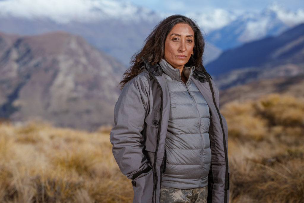 Shozia Mirza posa con una montaña como telón de fondo