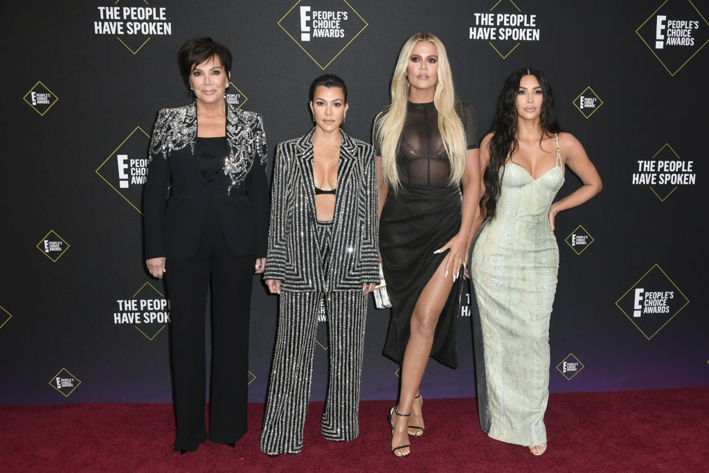 (De izquierda a derecha) Kris Jenner, Kourtney Kardashian, Khloe Kardashian y Kim Kardashian en la Kim Kardashian 2019 E! Premios People's Choice en Barker Hang...