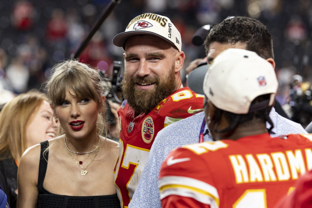 Travis Kelce #87 de los Kansas City Chiefs y Taylor Swift NFL Sud...