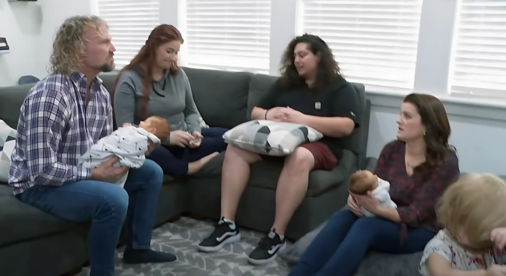 Sister Wives Kody, Mykelti, Robyn, Tony sit in lounge holding twin babies