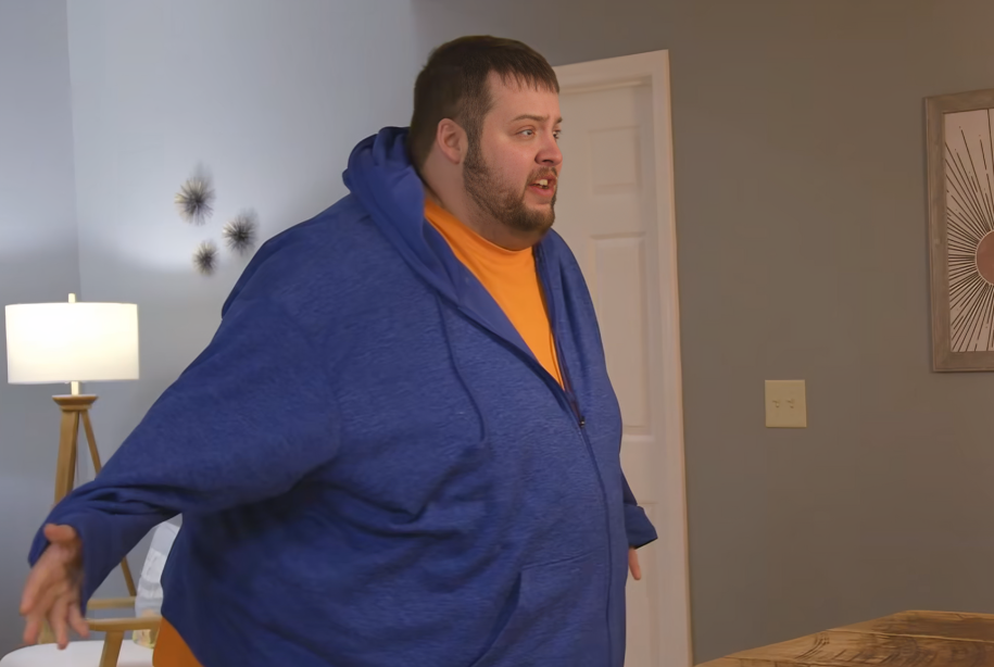 Scott Bagwill holds arms out and looks angry as he faces right on 1000-lb Best Friends.