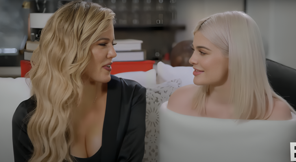 Un primer plano de las hermanas es Khloe Kardashian, izquierda, con un vestido negro, y Kylie Jenner, derecha, con un vestido blanco.